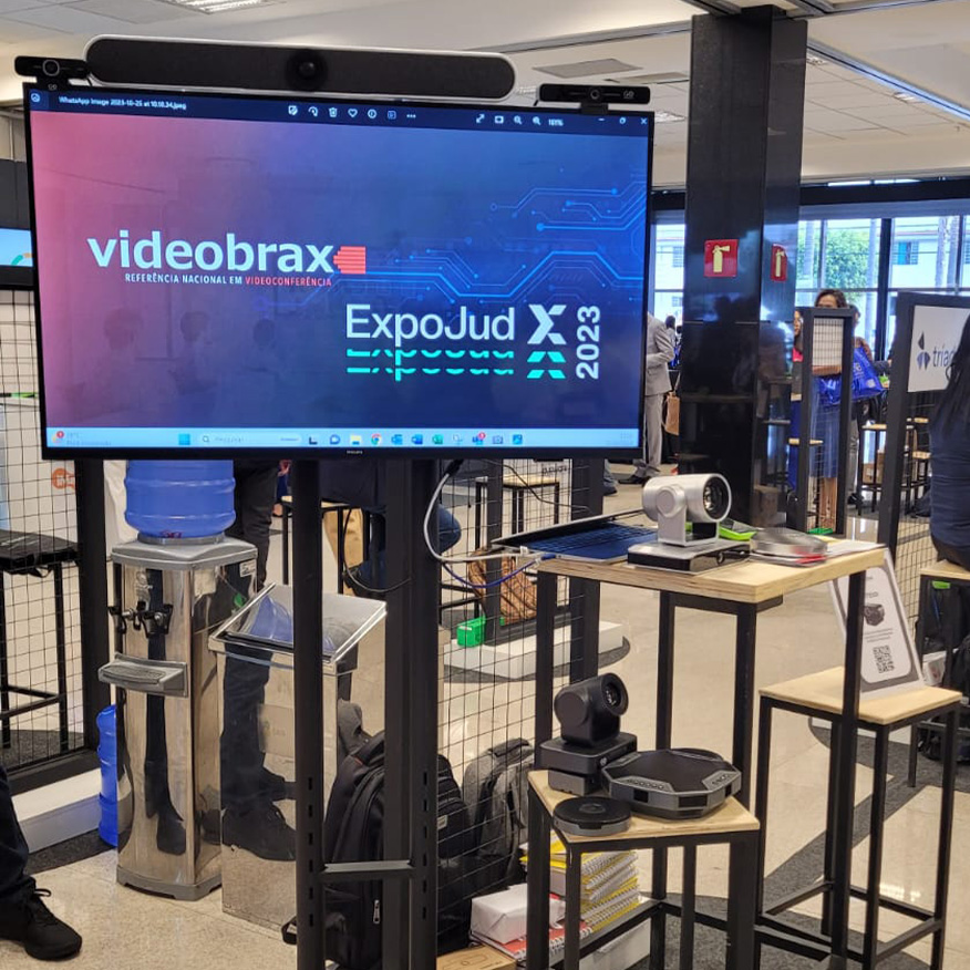 Rack com televisão e equipamentos de videoconferência da Videobrax na Expojud.