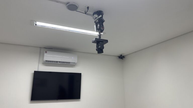 Sala pequena da SAMG com instalação dos equipamentos Videobrax